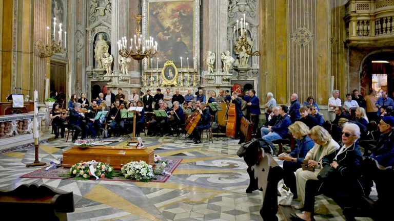 San Carlo, folla ai funerali della giornalista Giulia Romito: orchestra e coro per l’ultimo saluto