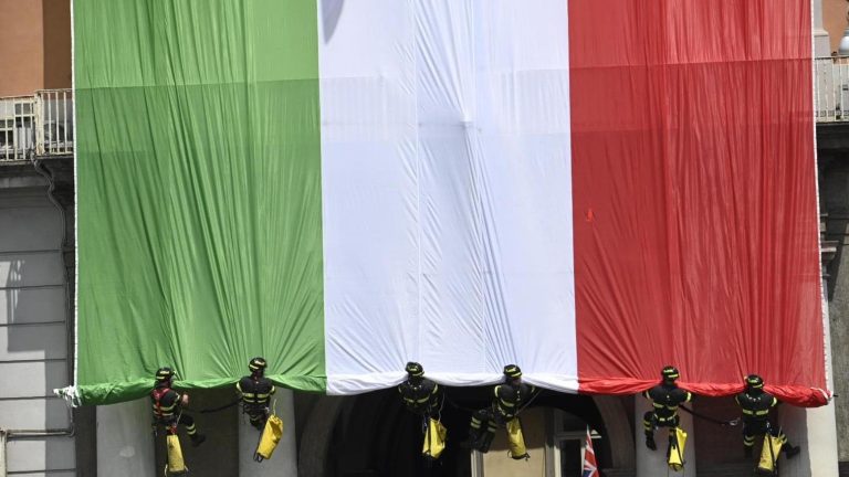 2 giugno, cerimonia in piazza del Plebiscito a Napoli. Manfredi: “Ricordare i valori della Costituzione in un momento difficile”