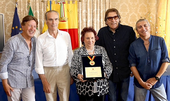 A “Il Giardino dei Semplici” consegnata la targa per i 50 anni di carriera A “Il Giardino dei Semplici” consegnata la targa per i 50 anni di carriera