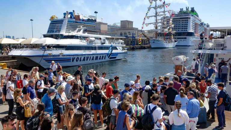 Capri senz’acqua per un guasto, divieto di sbarco ai turisti. Può partire solo chi ha la prenotazione in albergo. L’azienda Gori: dalle 18 ripristino graduale della fornitura Capri senz’acqua per un guasto, divieto di sbarco ai turisti. Può partire solo chi ha la prenotazione in albergo. L’azienda Gori: dalle 18 ripristino graduale della fornitura