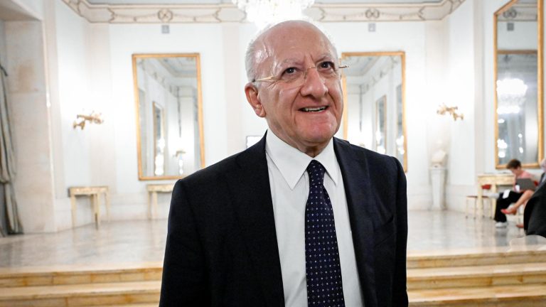 De Luca attacca Manfredi: “Su Bagnoli truffa del governo con la copertura del commissario per la bonifica” De Luca attacca Manfredi: “Su Bagnoli truffa del governo con la copertura del commissario per la bonifica”