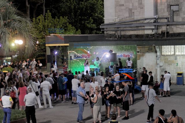 Febbre da ’90: Estate all’Ippodromo di Agnano con Serate di Musica, Food e Corse Febbre da ’90: Estate all’Ippodromo di Agnano con Serate di Musica, Food e Corse