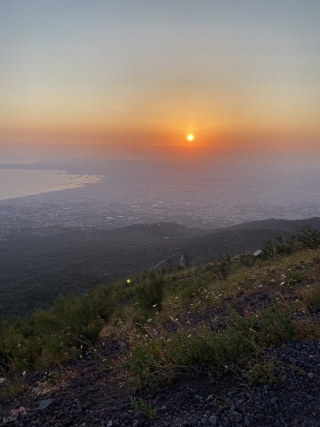 Vesuvio sotto le stelle: passeggiate notturne lungo i sentieri del Vesuvio Vesuvio sotto le stelle: passeggiate notturne lungo i sentieri del Vesuvio