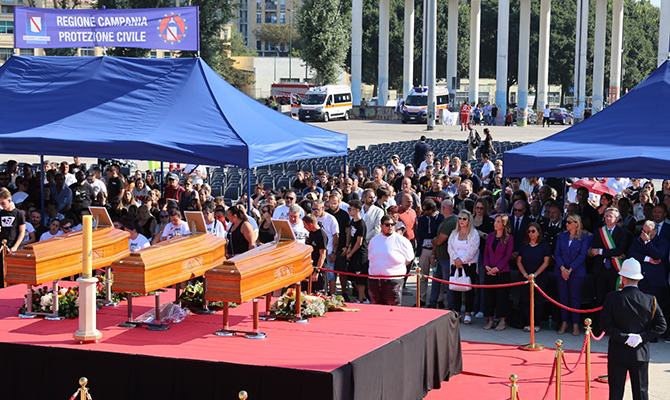 A Scampia i funerali delle vittime nel crollo nella vela Celeste A Scampia i funerali delle vittime nel crollo nella vela Celeste