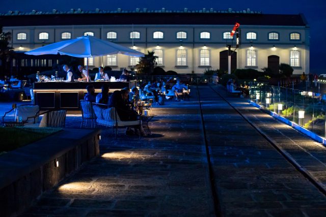 AperiArt al Museo di Pietrarsa: aperitivo di sera sul mare e musica dal vivo nello straordinario museo AperiArt al Museo di Pietrarsa: aperitivo di sera sul mare e musica dal vivo nello straordinario museo