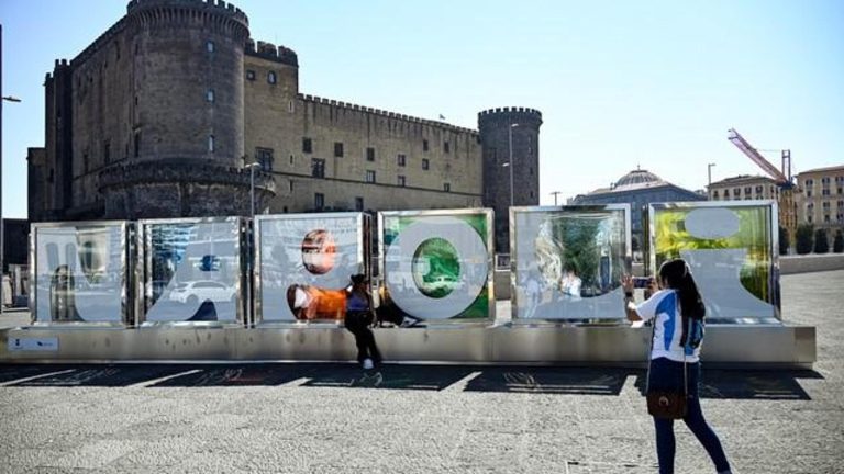 Brand Napoli, torna la scritta ed è già febbre da selfie