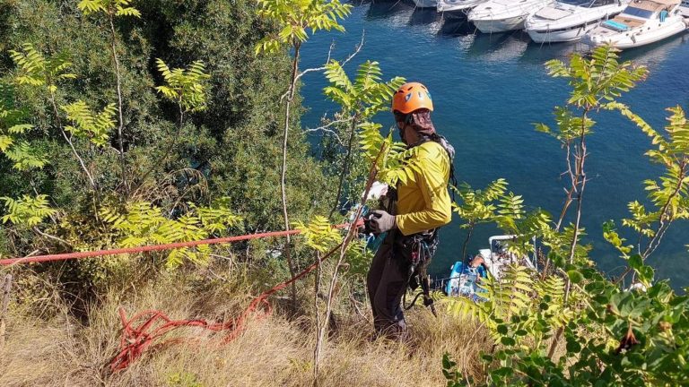 Campi flegrei, dopo le frane nuovi controlli sui costoni: rocciatori in azione Campi flegrei, dopo le frane nuovi controlli sui costoni: rocciatori in azione