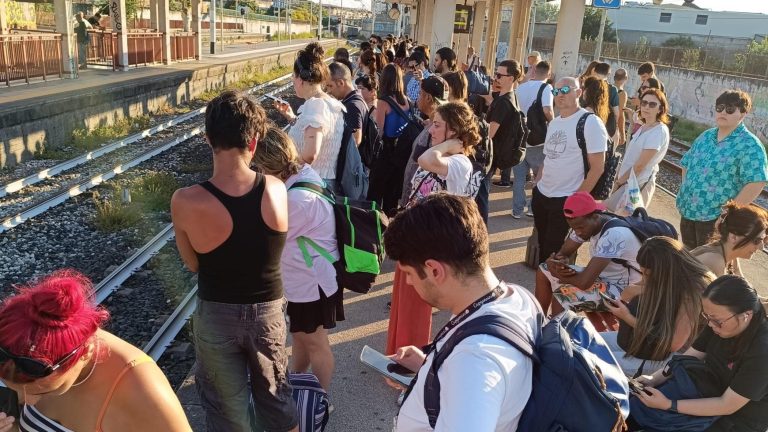 Circum, la rabbia dei pendolari: “La nostra vita un inferno per colpa di Eav”