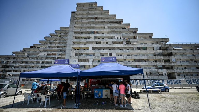 Crollo a Scampia: il 29 e 30 luglio bandiere a mezz’asta a Napoli