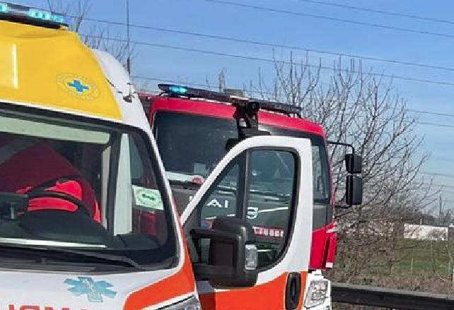 Incidente su A2 Salerno-Reggio Calabria, tir si ribalta: 2 morti e 5 feriti Incidente su A2 Salerno-Reggio Calabria, tir si ribalta: 2 morti e 5 feriti