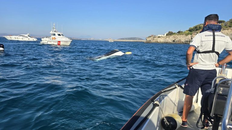 Ischia, affonda motoscafo: tratti in salvo i sei occupanti Ischia, affonda motoscafo: tratti in salvo i sei occupanti