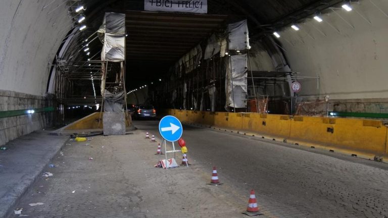 La Galleria Quattro Giornate chiude per sostituire le recinzioni diventate una discarica La Galleria Quattro Giornate chiude per sostituire le recinzioni diventate una discarica