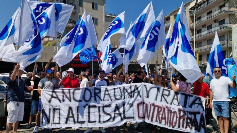 La protesta dei dipendenti dell’ex Carrefour La protesta dei dipendenti dell’ex Carrefour