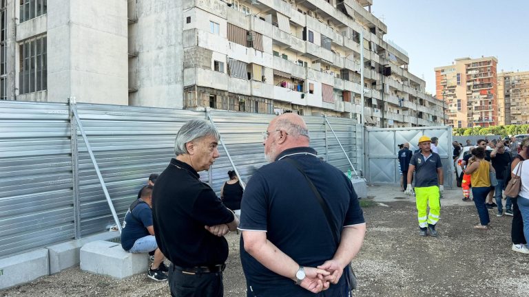 La tragedia di Scampia, l’arcivescovo di Napoli in visita alla Vela e in ospedale: “Vicini al dolore di chi soffre” La tragedia di Scampia, l’arcivescovo di Napoli in visita alla Vela e in ospedale: “Vicini al dolore di chi soffre”