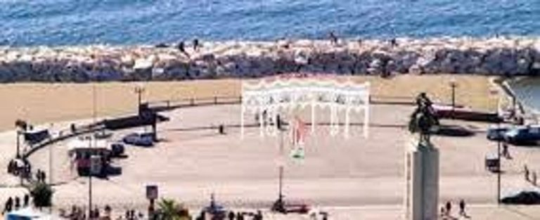 Napoli Contemporanea, dancefloor sul mare con Marinella Senatore Napoli Contemporanea, dancefloor sul mare con Marinella Senatore