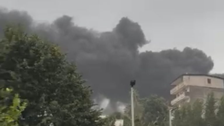 Napoli, incendio a Monte Sant’Angelo. L’Arpac: causato da un fulmine