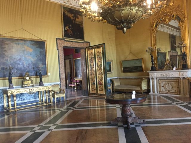Rievocazione Storica del Carnevale Borbonico: Un Viaggio nel Tempo al Palazzo Reale di Napoli