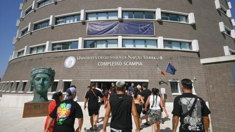 Scampia, la prima notte degli sfollati nell’Università: “abbiamo dormito a terra”