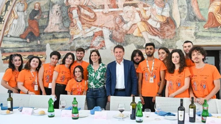 Schlein e Conte, pranzo insieme a Giffoni: nel menu Autonomia e campo largo. La leader Pd: “Proviamo a mescolare i militanti” Schlein e Conte, pranzo insieme a Giffoni: nel menu Autonomia e campo largo. La leader Pd: “Proviamo a mescolare i militanti”
