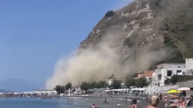 Smottamento a Monte di Procida, paura in spiaggia Smottamento a Monte di Procida, paura in spiaggia