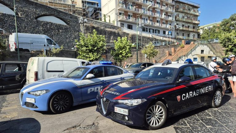 Torre Annunziata, armati di fucile sparano tra la folla di un lido: nessun ferito