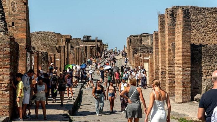 Troppi turisti, rischio Overtourism a Pompei, Zuchtriegel: “In campo diverse iniziative e ampliamento di percorsi per evitarlo” Troppi turisti, rischio Overtourism a Pompei, Zuchtriegel: “In campo diverse iniziative e ampliamento di percorsi per evitarlo”