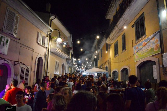Wine & Taranta Fest nel Borgo di Teora con tanta musica, buon vino e buon cibo Wine & Taranta Fest nel Borgo di Teora con tanta musica, buon vino e buon cibo