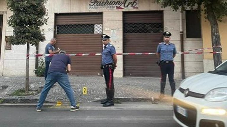 Bambino giù dal balcone a Sant’Anastasia. Scortato dai carabinieri in ospedale a Napoli: è in pericolo di vita Bambino giù dal balcone a Sant’Anastasia. Scortato dai carabinieri in ospedale a Napoli: è in pericolo di vita