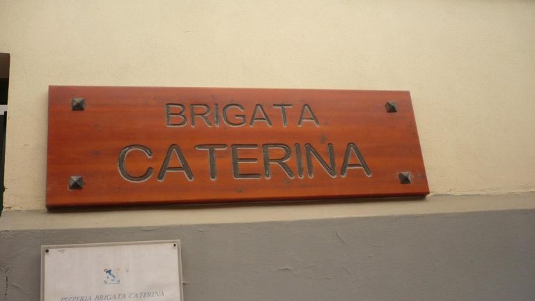 “Brigata Caterina”: 19 detenuti di Poggioreale pronti a diventare pizzaioli. E con la qualifica professionale arriveranno anche i tirocini nei locali di Napoli “Brigata Caterina”: 19 detenuti di Poggioreale pronti a diventare pizzaioli. E con la qualifica professionale arriveranno anche i tirocini nei locali di Napoli