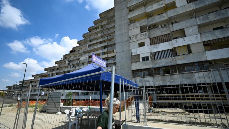 Crollo di Scampia, entro il 18 agosto gli sfollati dovranno prelevare gli effetti personali nella Vela Celeste Crollo di Scampia, entro il 18 agosto gli sfollati dovranno prelevare gli effetti personali nella Vela Celeste
