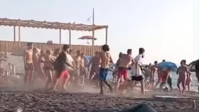 Ercolano, rissa in spiaggia per una ragazza: denunciati tre ragazzi Ercolano, rissa in spiaggia per una ragazza: denunciati tre ragazzi