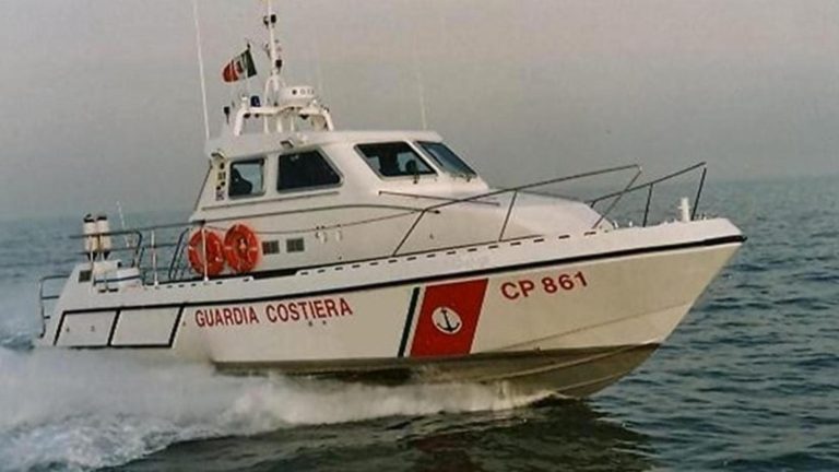 Ischia, barca in difficoltà soccorsa dalla Guardia Costiera: in salvo tre adulti e due bambini Ischia, barca in difficoltà soccorsa dalla Guardia Costiera: in salvo tre adulti e due bambini