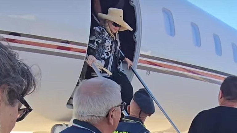 Madonna è sbarcata all’aeroporto di Pontecagnano. Direzione a Capri e Positano, poi il 16 agosto la visita agli Scavi di Pompei