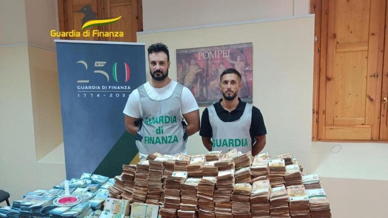 Otto milioni di euro nascosti in un caveau a casa di un medico, scatta inchiesta su un giro di falsi invalidi nel napoletano Otto milioni di euro nascosti in un caveau a casa di un medico, scatta inchiesta su un giro di falsi invalidi nel napoletano