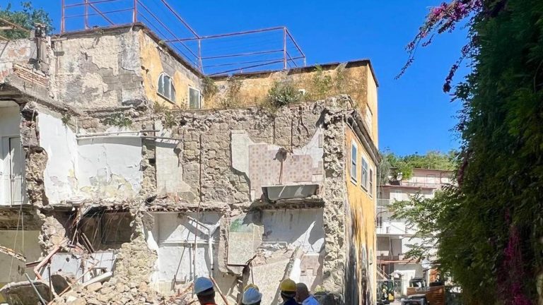 Post-sisma a Casamicciola, l’allarme: troppi cittadini nelle case ‘fantasma’ Post-sisma a Casamicciola, l’allarme: troppi cittadini nelle case ‘fantasma’