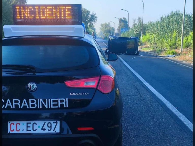 Smart Fortwo con 4 persone si ribalta, morta bambina di 8 anni a Giugliano