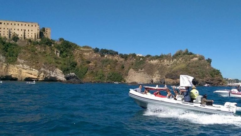 Trasporti e sanità, Procida troppo “isolata”: c’è la protesta dei fazzoletti bianchi Trasporti e sanità, Procida troppo “isolata”: c’è la protesta dei fazzoletti bianchi