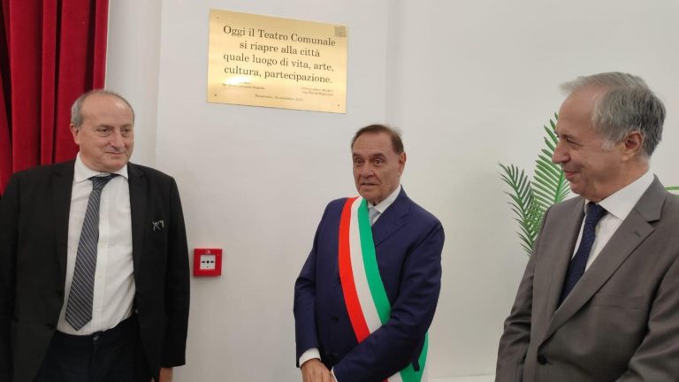 A Benevento il sindaco Mastella chiude la scuola poco sicura e la “sua” Ceppaloni lo sfida: “Venite qui con navette gratis” A Benevento il sindaco Mastella chiude la scuola poco sicura e la “sua” Ceppaloni lo sfida: “Venite qui con navette gratis”