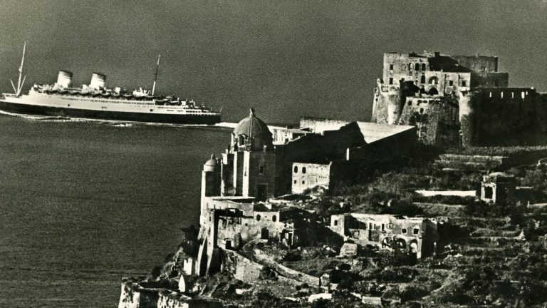 A Ischia torna “Pe’ terre assaje luntane”, viaggio nelle grandi migrazioni del passato A Ischia torna “Pe’ terre assaje luntane”, viaggio nelle grandi migrazioni del passato