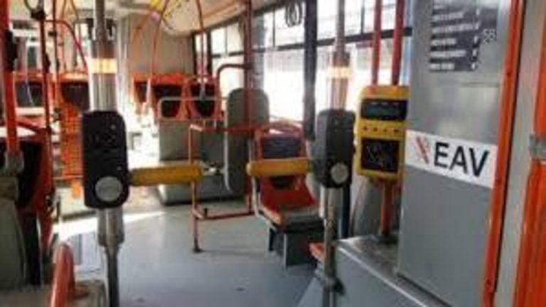 Autista bus Eav difende ragazze e viene colpito con un cric