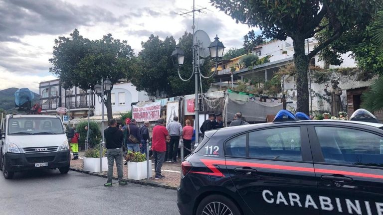 Casamicciola, il “no” dei terremotati alla rimozione della baracca post-sisma: “Simbolo della nostra resistenza”