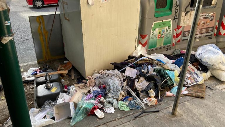 Cassonetti degli indumenti usati manomessi e sventrati in tutta la città