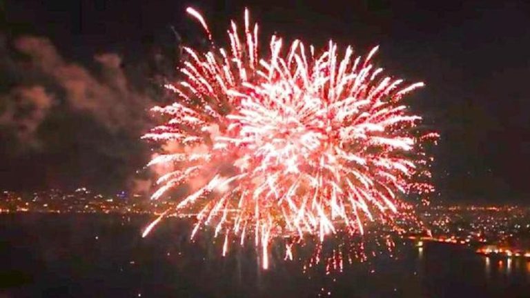 Castellammare, festa di fine estate con lo spettacolo dei fuochi di artificio sul mare Castellammare, festa di fine estate con lo spettacolo dei fuochi di artificio sul mare