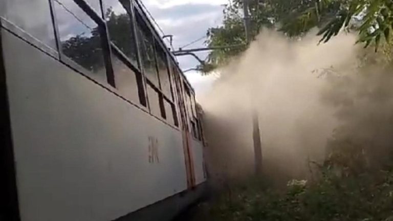 Circum, fumo dai vagoni: viaggiatori a piedi sui binari da Pompei a Boscoreale Circum, fumo dai vagoni: viaggiatori a piedi sui binari da Pompei a Boscoreale