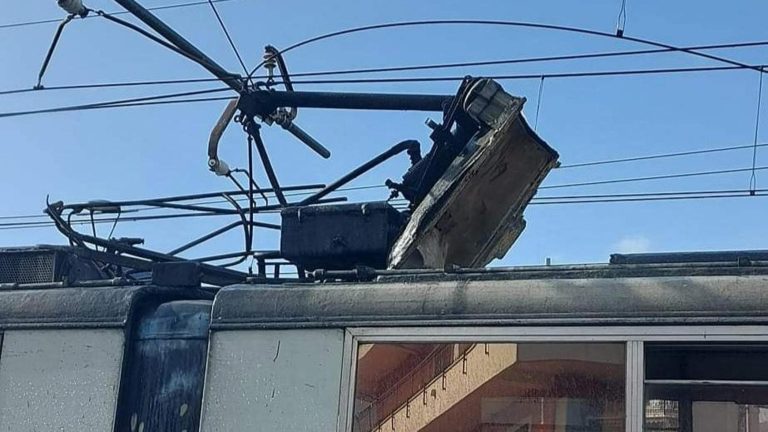 Circum, il treno per Baiano perde il tetto: “Abbiamo visto una fiammata, sono scappato” Circum, il treno per Baiano perde il tetto: “Abbiamo visto una fiammata, sono scappato”