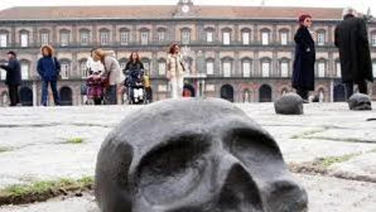 È morta a 80 anni Rebecca Horn. Artista e femminista, fu l’autrice delle “capuzzelle” di piazza Plebiscito