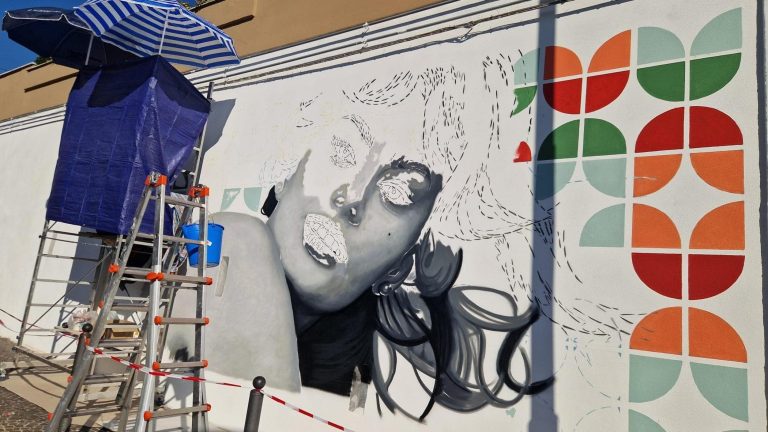 Ecco il murale dedicato a Sophia Loren davanti alla sua casa d’infanzia a Pozzuoli Ecco il murale dedicato a Sophia Loren davanti alla sua casa d’infanzia a Pozzuoli