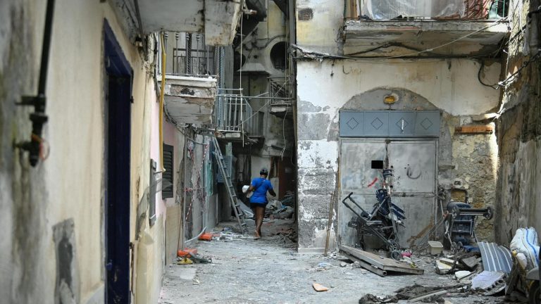 Forcella, morto uno dei tre bengalesi feriti nello scoppio Forcella, morto uno dei tre bengalesi feriti nello scoppio