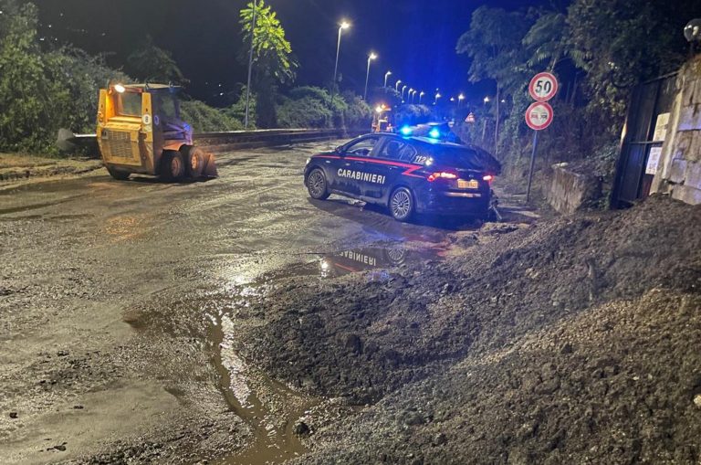 Frana in strada a Gragnano, ordinanza per evacuare 20 persone Frana in strada a Gragnano, ordinanza per evacuare 20 persone