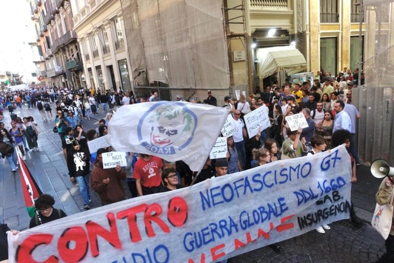 G7 Cultura, protesta in centro a Napoli: “Jatevenne” G7 Cultura, protesta in centro a Napoli: “Jatevenne”